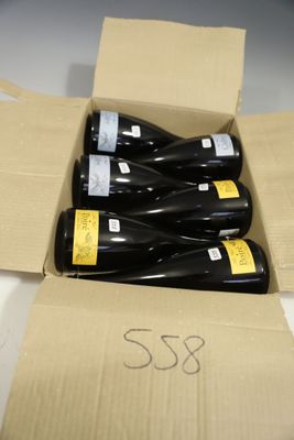 plusieurs bouteilles de vin se trouvent dans un carton sur une table