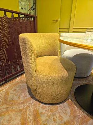 une chaise et une table dans une pièce aux murs jaunes