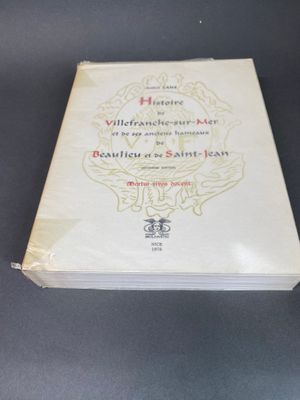 un livre posé sur une table