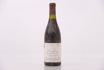 une bouteille de vin posée sur une table