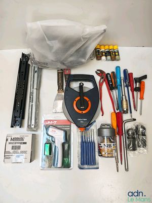 un grand nombre d'outils posés sur la table