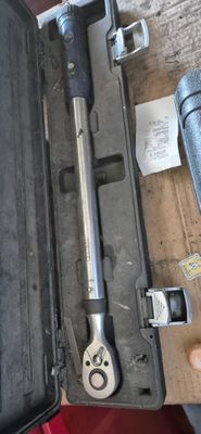 un outil dans un étui posé sur une table