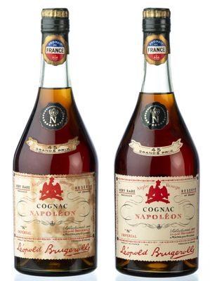 deux bouteilles d'alcool posées l'une à côté de l'autre sur une surface blanche