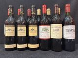 plusieurs bouteilles de vin sont alignées sur une table