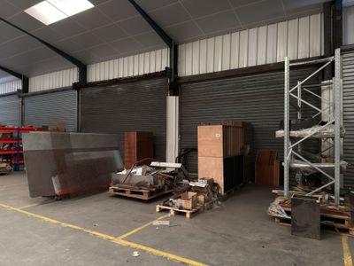 un grand entrepôt rempli de cartons et de palettes