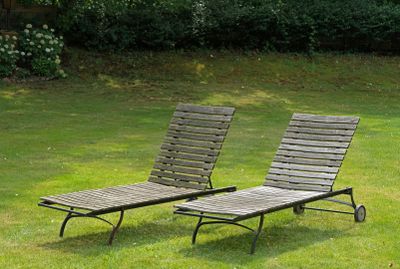 deux chaises de jardin posées dans l'herbe
