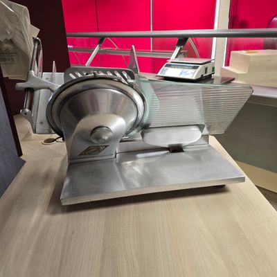une machine posée sur une table dans une pièce