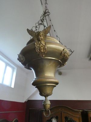 Lampe de sanctuaire en laiton, à décor de têtes d'anges - XI…