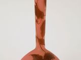 un vase rose orné d’un motif floral
