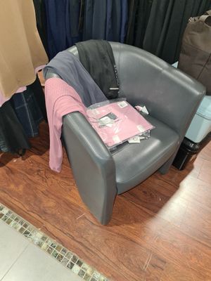 une chaise sur laquelle est posé un livre, dans une pièce