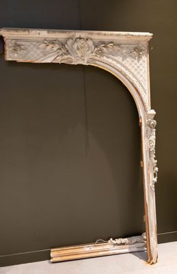 un manteau de cheminée blanc dans un coin de la pièce
