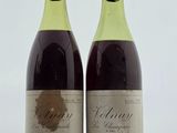 deux bouteilles de vin posées l'une à côté de l'autre sur une table