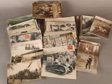 un grand nombre de cartes postales anciennes qui se trouvent sur la table