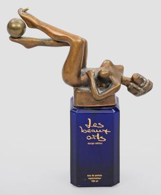 une image représentant une statue en bronze d'une femme tenant une balle