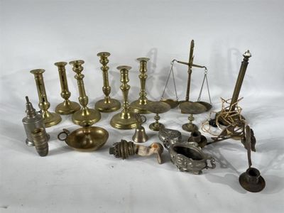 de nombreux objets en laiton de toutes sortes sur fond blanc