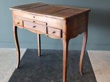 une petite table en bois avec deux tiroirs