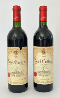 deux bouteilles de vin rouge posées l'une à côté de l'autre sur une surface blanche