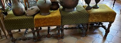 Réunion de deux paires de tabourets carrés de modèle similai…