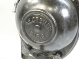 une borne d'incendie argentée sur fond blanc