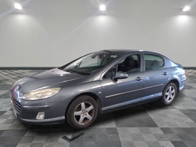 la photo d'une voiture garée dans un garage