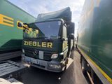 deux camions garés l'un à côté de l'autre dans la rue
