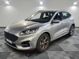 Une Ford Escape argentée est garée dans une pièce au sol à carreaux.