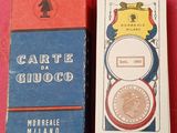 deux paquets de cigarettes posés l'un à côté de l'autre sur une surface rose