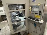 une machine qui se trouve à l'intérieur d'un bâtiment