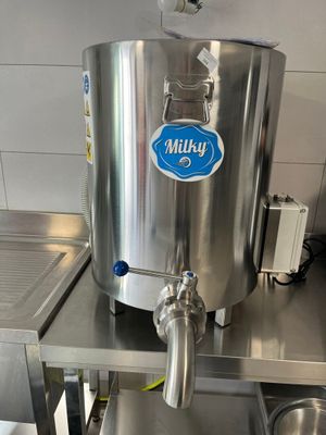 une machine posée sur le comptoir d'une cuisine
