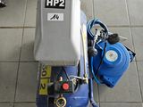une machine bleue posée sur le sol