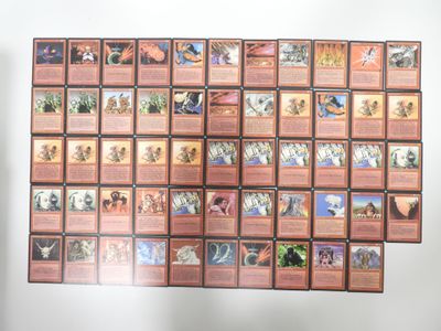 une photo d'une photo d'un mur sur lequel sont accrochées de nombreuses cartes