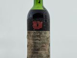 une bouteille de vin posée sur une table