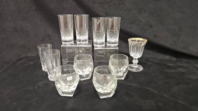 un ensemble de verres posés sur une table