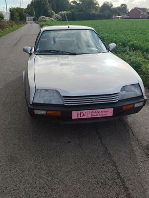 une voiture blanche garée sur le bord de la route