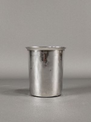 une coupe en argent posée sur une table