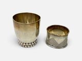une paire de coupes en argent et une coupe en argent sur fond blanc