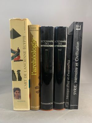 trois livres sont empilés sur une table