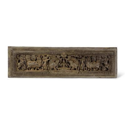 une image représentant une plaque en bois sur laquelle figure un groupe de personnes