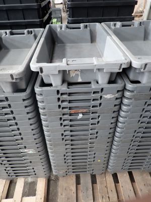 plusieurs conteneurs en plastique empilés les uns sur les autres sur une palette