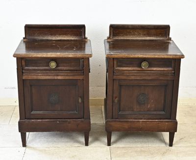 une paire de tables de chevet anciennes en bois, dotées de poignées en laiton de chaque côté
