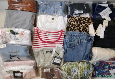 une valise remplie de vêtements et d'autres objets