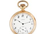 une image d'une montre de poche en or avec des chiffres romains sur le cadran