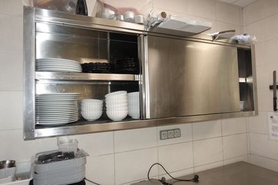 SUR DESIGNATION : Une armoire inox murale deux portes coulis…