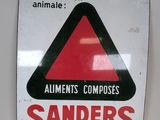 un panneau sur lequel figure un triangle rouge et où est inscrit « Sanders »