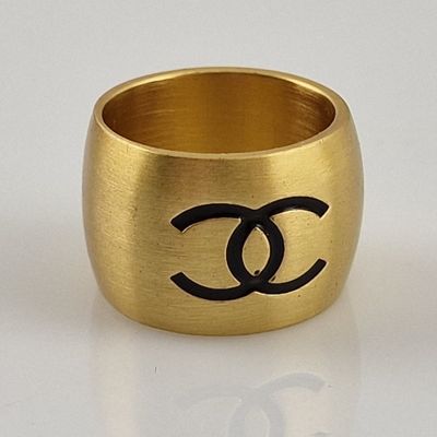 Bague avec le logo Chanel en laiton plaqué or 18 carats
