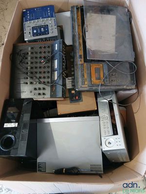 une boîte remplie de matériel électronique posée sur le sol