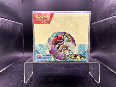 un gros plan d'un CD dans un boîtier transparent posé sur une surface noire
