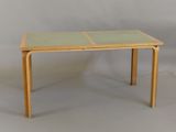 une petite table avec un plateau en verre sur fond blanc