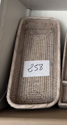 deux paniers en osier portant des numéros, posés sur une étagère