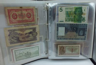 cinq types différents de billets de banque dans un classeur